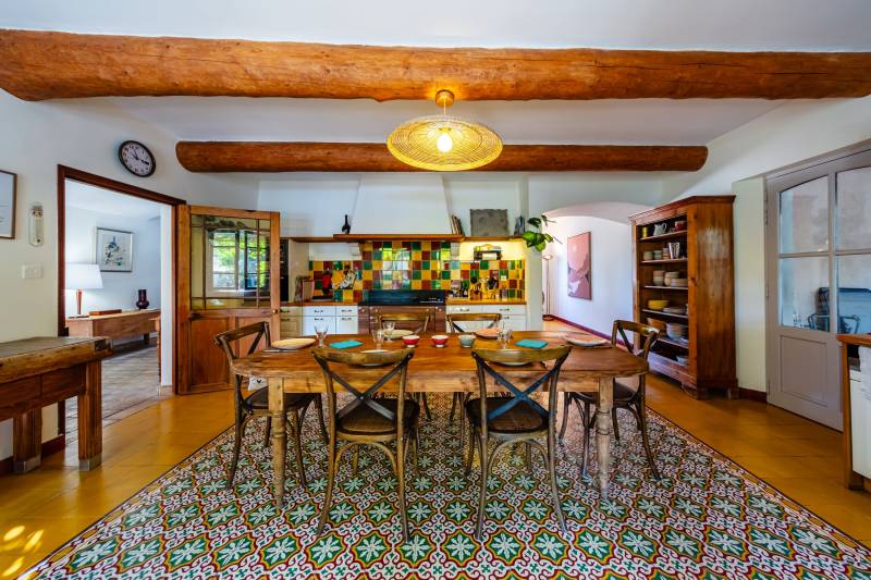 Located between Carpentras and Mont Ventoux, this charming country house is the ideal family home or the perfect vacation home.