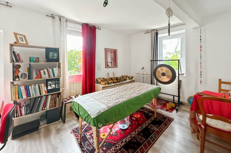 In L’Isle-sur-la-Sorgue, Saint-Antoine neighborhood, a renovated historic home on 2500 m² for sale, featuring a separate guesthouse, a shared swimming pool, and unobstructed views.