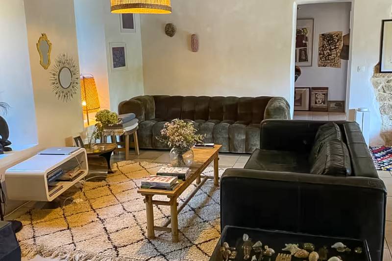 Located between Robion and Cavaillon, a renovated farmhouse in a quiet setting, featuring 8 bedrooms, including a 60 sqm, and 2 separate guesthouses, with a swimming pool and pool house.