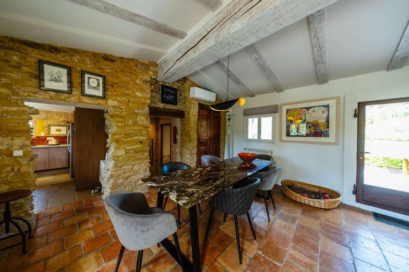 For sale in Saignon: an authentic, restored stone sheepfold with a swimming pool and stunning views of the Luberon.