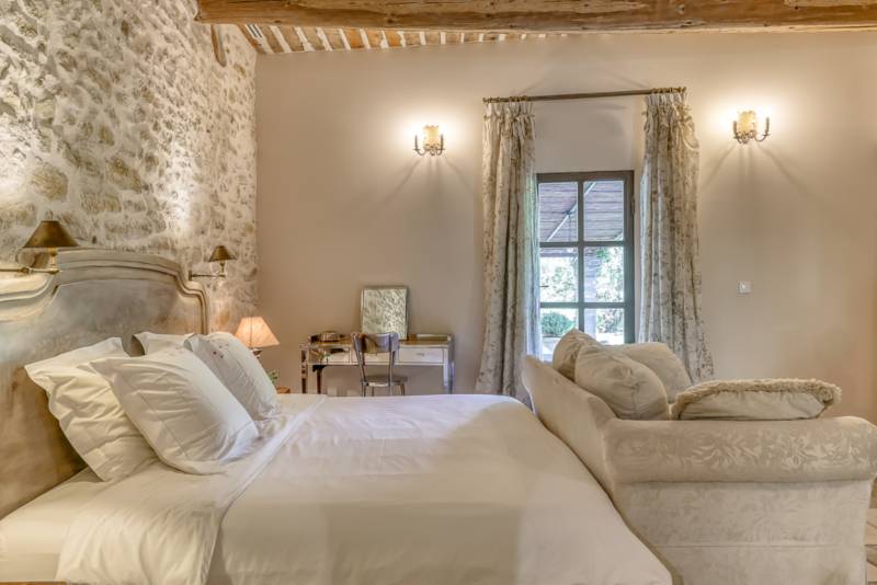 For rent near L’Isle-sur-la-Sorgue, beautifully renovated Mas with high-end amenities, 11 bedrooms, swimming pool and riverfront setting.