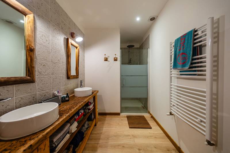In Pernes-les-Fontaines, beautiful townhouse of over 200 square meters, fully renovated, combining Provençal charm and contemporary design.