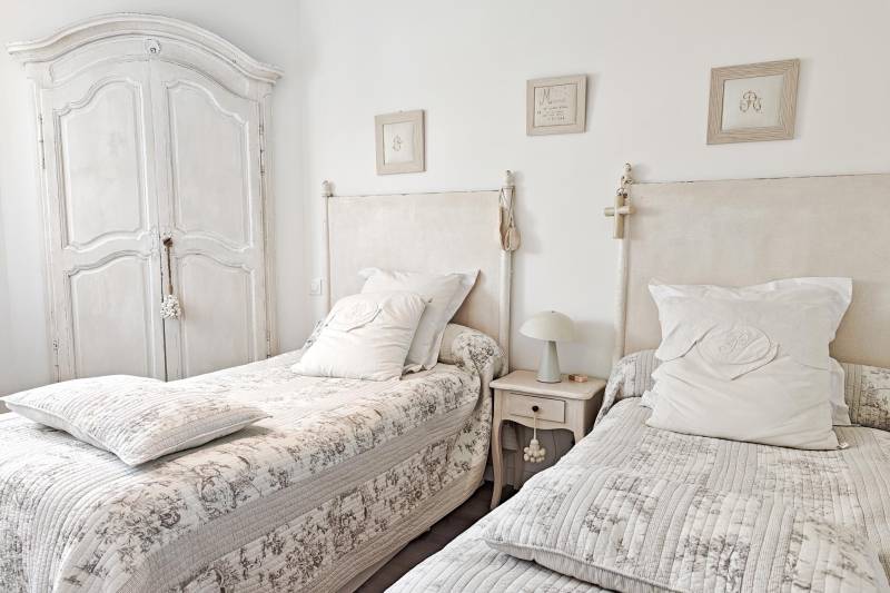 Nestled in a peaceful and unspoiled setting, in the heart of the highly sought-after village of Lagnes, this elegant property has been renovated in a contemporary style.