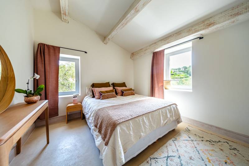 For rent just a few minutes’ walk from the center of Gordes, five-bedroom stone house with bastidon, swimming pool and views.