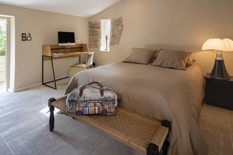 For rent near Gordes, superb renovated hamlet with eight bedrooms, swimming pool, orangery and views over the Luberon.