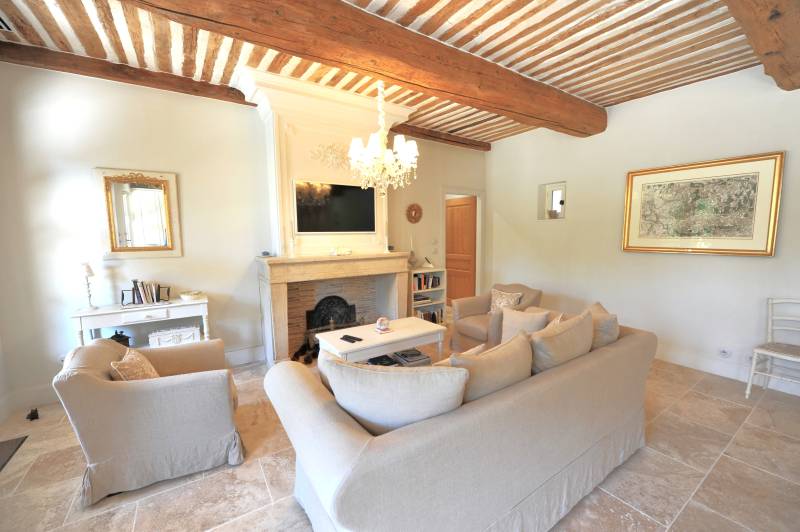 Charming architect-designed stone villa at the foot of Gordes with swimming pool, large wooded garden and high-end amenities.