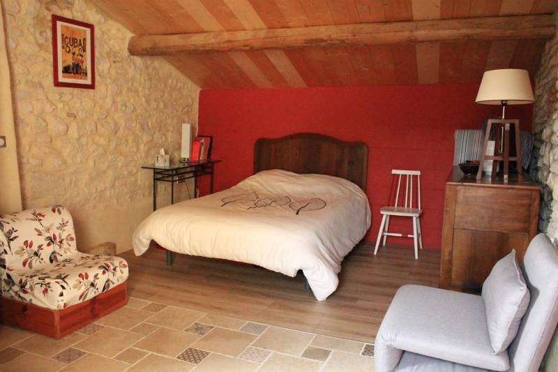 Hamlet house with courtyard, outbuilding and pond in the heart of one of the oldest hamlets in the village of Gordes.