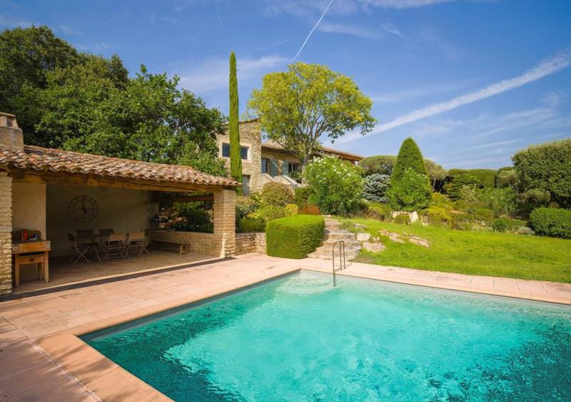 Near Gordes, beautiful stone property with outbuilding, swimming pool and terraces, offering panoramic views over the Luberon.