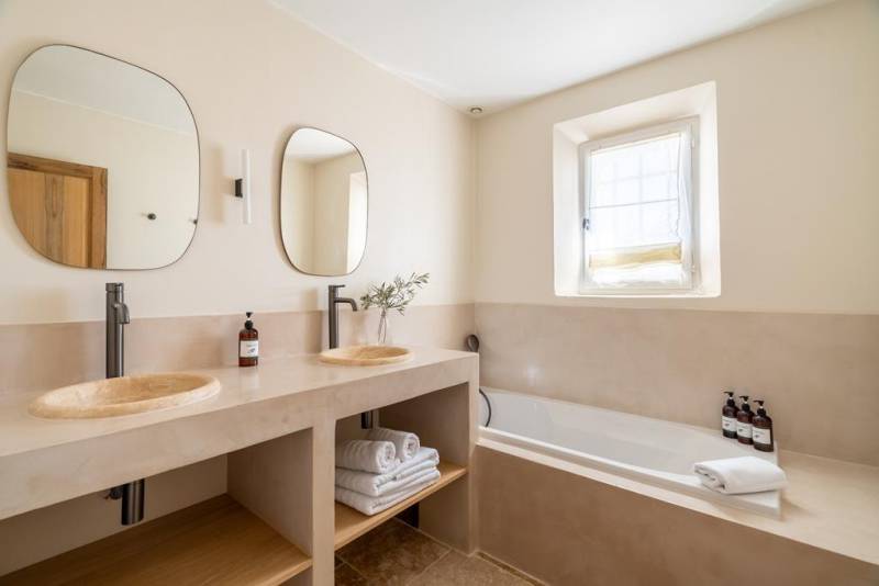 A few minutes from the center of the village of Gordes, renovated stone house with swimming pool in a quiet neighborhood.