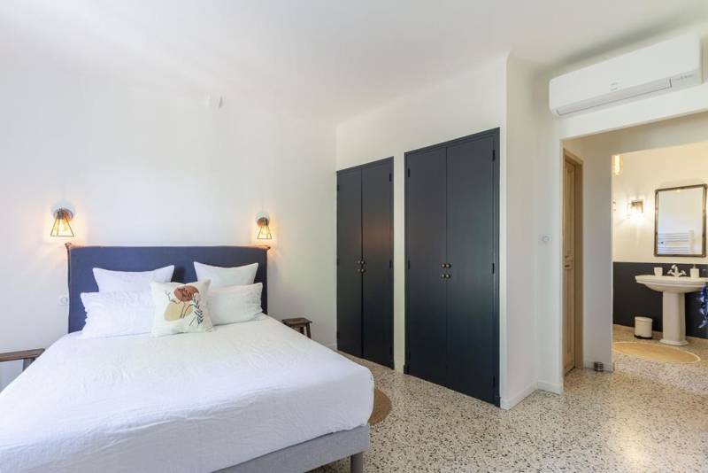 Character property of nearly 320 m² with courtyard, swimming pool and independent 135 m² apartment in Lagnes.