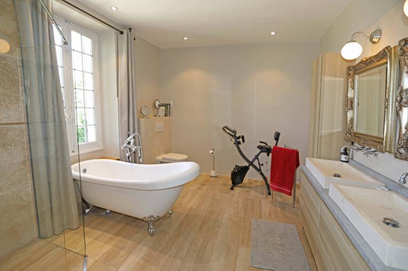 Holiday rental of an exceptional property with views of Mont Ventoux, swimming pool and fully equipped pool house.