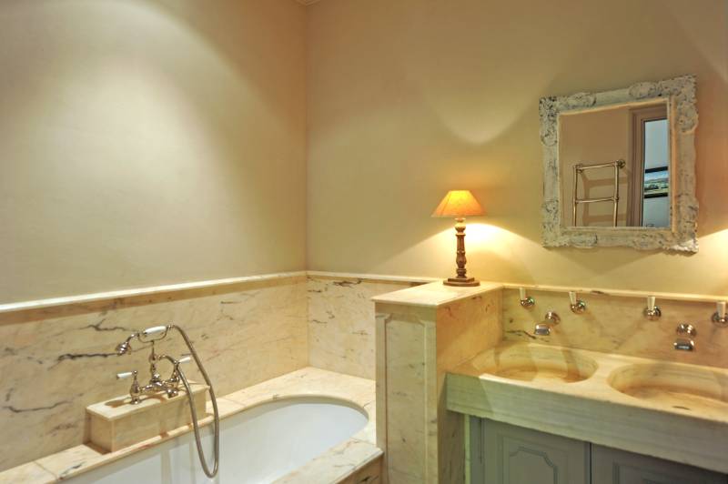 To rent for exceptional holidays, luxurious property in the heart of the St Lambert forest with pool and tennis.