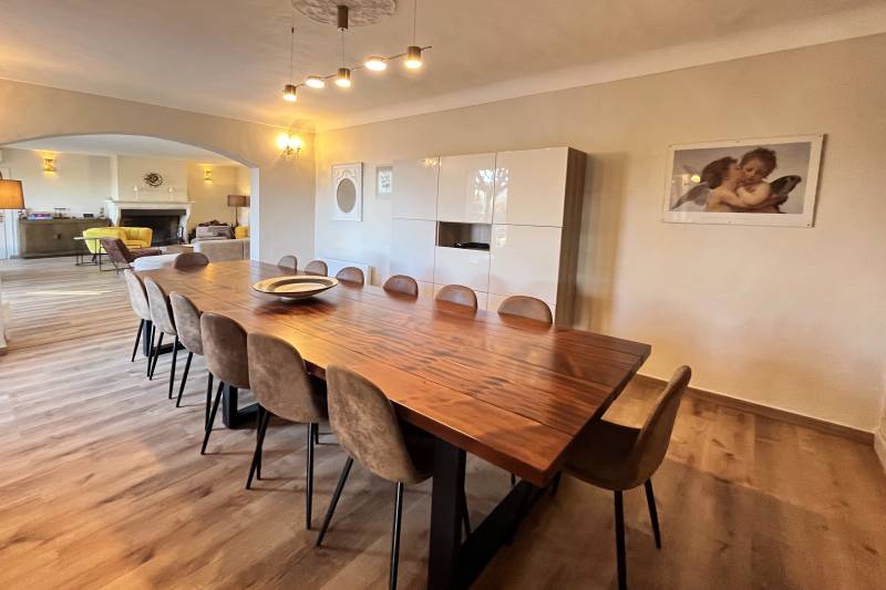 For rent near Roussillon, large Provençal house with stunning views of the Luberon and the Mont Ventoux