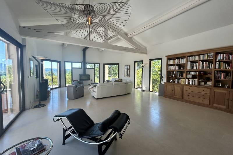 In Saint-Saturnin-lès-Apt, an elegant property with panoramic views of the Luberon, set within 5,620 m² of landscaped grounds featuring a swimming pool.