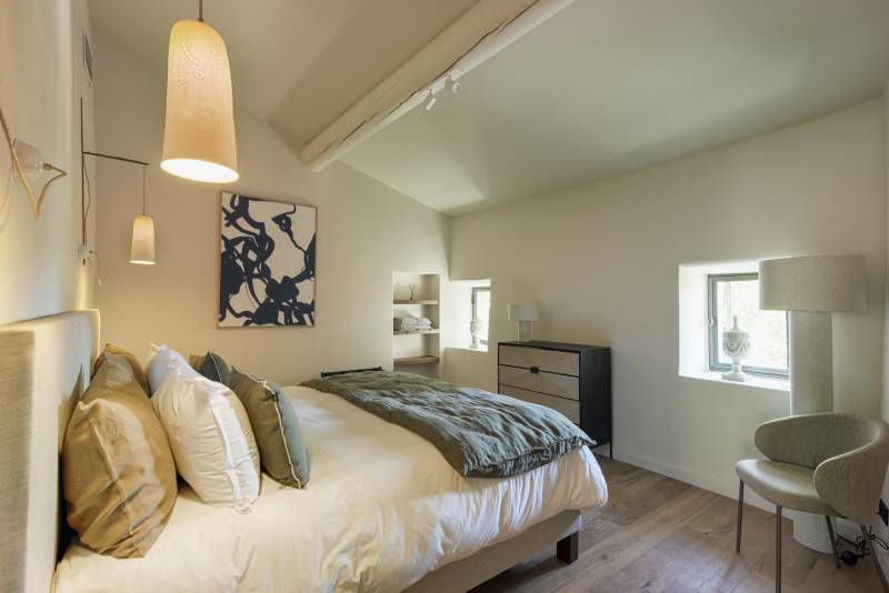 Stunning mas renovated with modernity and authentic charm, near the village of Gordes with pool and high-end amenities.