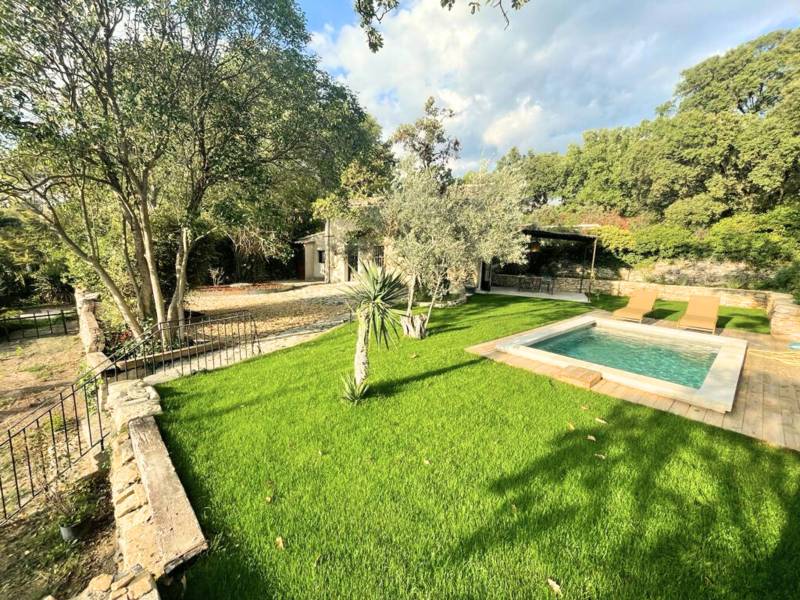 Charming stone Mazet just minutes from L’Isle-sur-la-Sorgue and the Saumane golf course with pool, garden and shaded terrace.