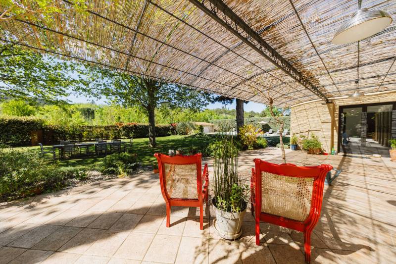 Elegant villa with swimming pool and outbuildings near by the charming village of Lourmarin.