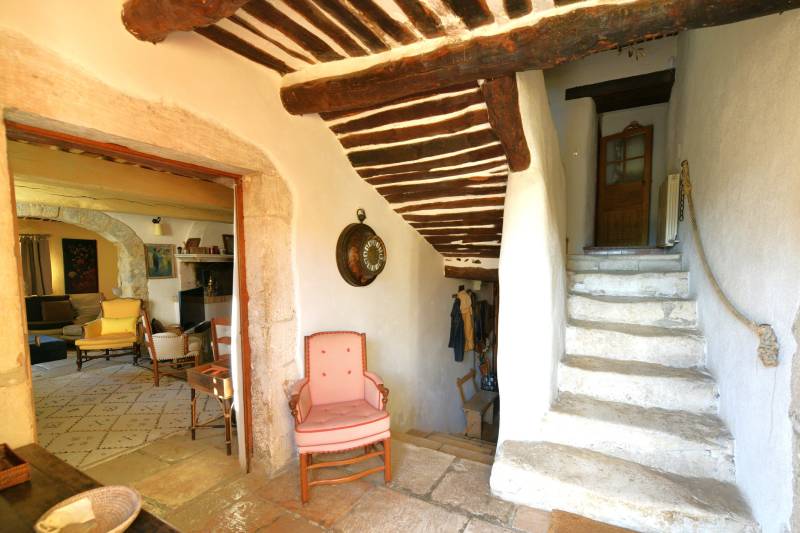 Authentic renovated sheepfold in Rustrel, surrounded by nature with large pool and views over the ochres of the Colorado Provençal.