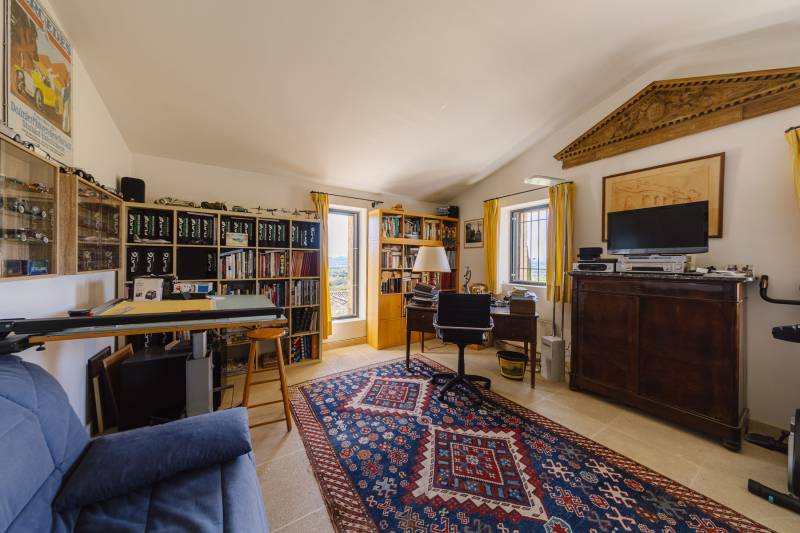 Traditional stone house with annexe, garages, swimming pool and superb views over the village of Gordes and the Luberon plain.