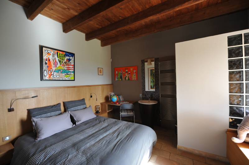 Rental of a renovated stone Mas with pool, summer kitchen and panoramic view over the village of Gordes.