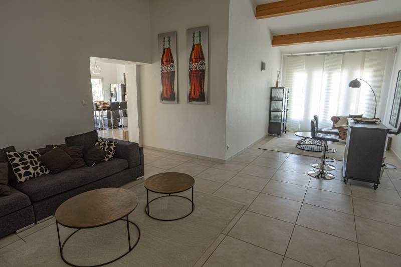 For your holiday in the Luberon, Provençal villa with five bedrooms, swimming pool, jacuzzi and table tennis, accommodating up to 13 guests.