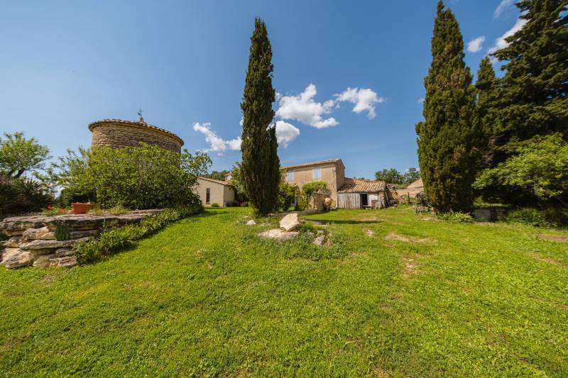 In front is an authentic stone windmill, followed by an orangery-style garden shed with cellar, and finally, slightly below, a superb borie