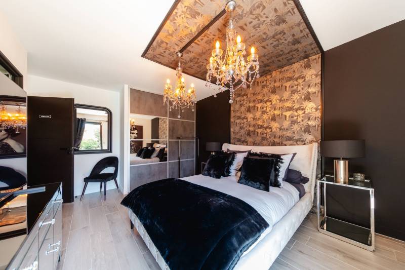 Between Gordes and Ménerbes, a remarkable and unique contemporary property in a peaceful setting, featuring a swimming pool and high-end amenities.
