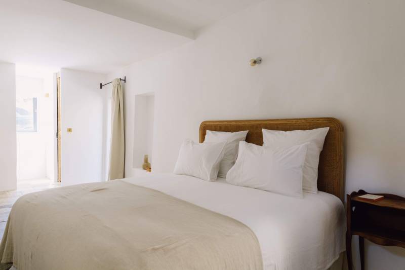 Seasonal rental between Bonnieux and Lourmarin: a luxurious Mas with pool and tennis court nestled in unspoilt nature.