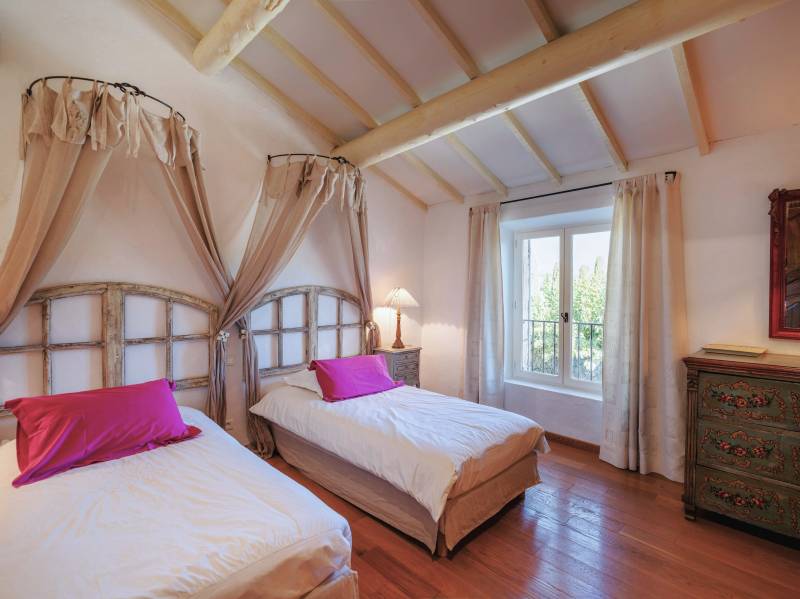 For rent at the foot of Gordes, stunning renovated Mas in a very peaceful setting with pool, summer kitchen and tennis court.