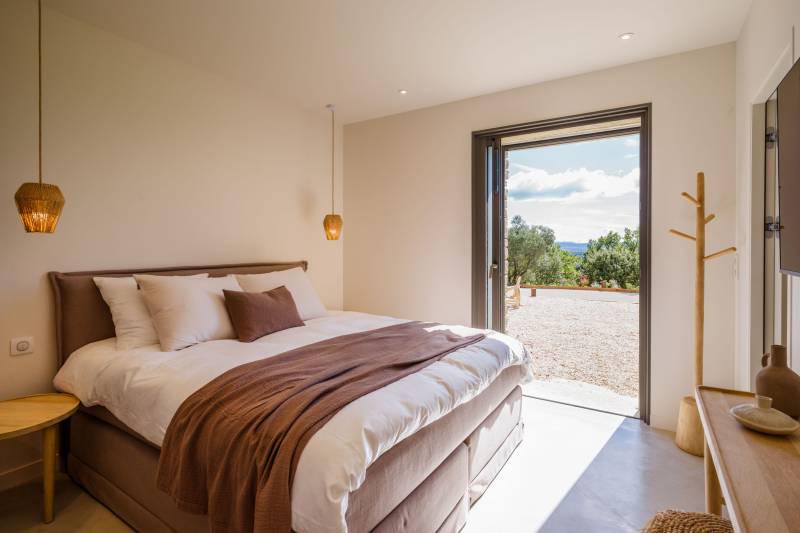 Large property on the heights of Saint-Saturnin-lès-Apt with a heated pool and a terrace offering panoramic views over the Luberon.