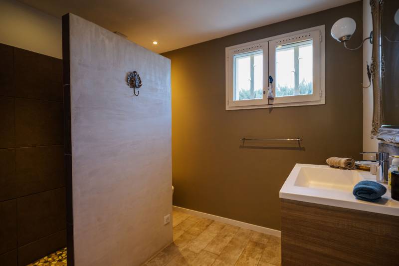 Exclusive, perfectly restored house with swimming pool, well-kept garden, and views of the Luberon in a residential neighborhood.