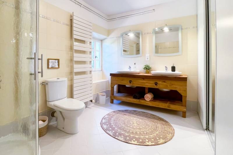 Carefully restored Provençal farmhouse in Maubec with pool, Mediterranean garden, Luberon view and walking access to the village.