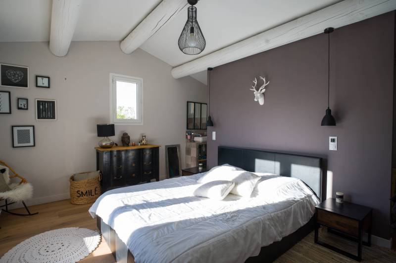 For sale in Roussillon, in the heart of the Luberon, contemporary villa with swimming pool and beautiful views.
