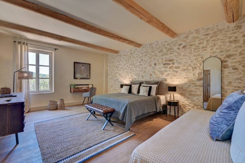 For sale: renovated country house and farmhouse with outbuildings, on over 4.3 hectares, near Roussillon and Bonnieux.