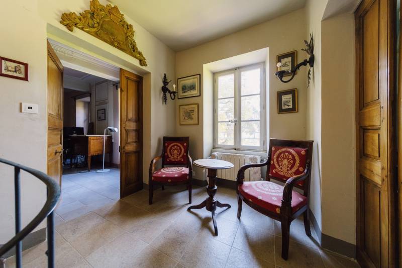 For sale: 18th-century mansion in need of restoration on 1.6 hectares of south-facing land near Oppède in the heart of the Luberon.