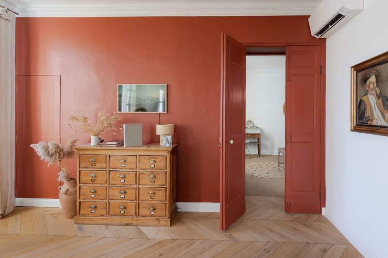 For sale: a charming, light-filled property in the heart of Apt, featuring an exceptional house with a swimming pool.