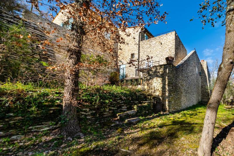Close to Gordes, property of approximately 2 hectares planted with century-old oak trees offering panoramic views of the Luberon plain.