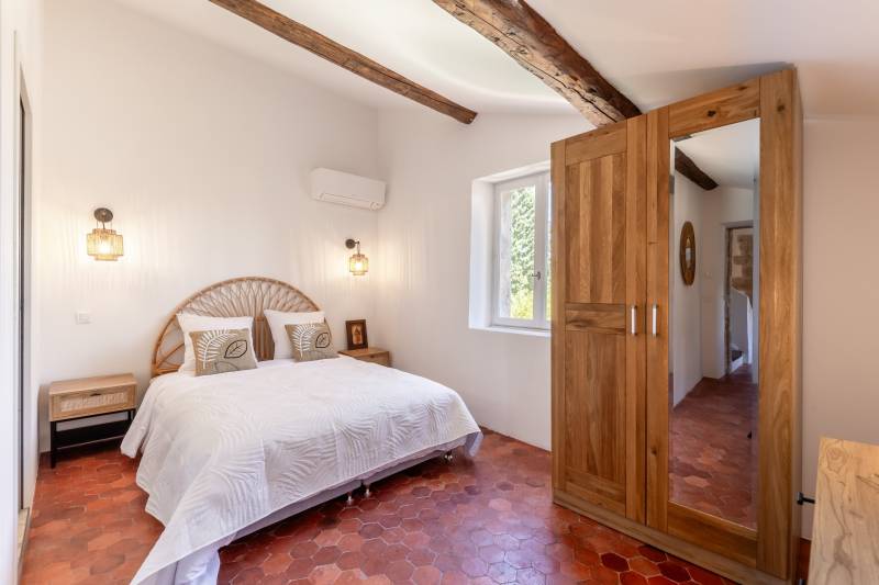 In Gordes, for sale, a stunning country house in a hamlet with a courtyard and a swimming pool.