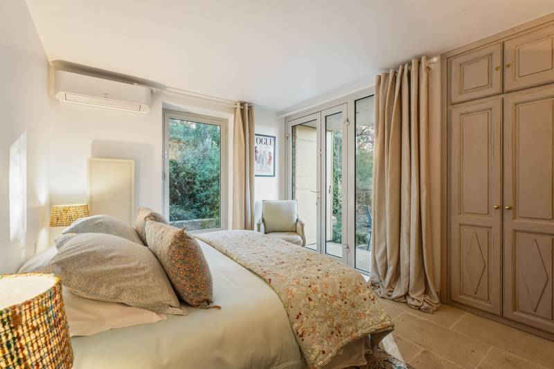 For rent just minutes from Gordes, in the heart of a Mediterranean pine forest, contemporary home with views and swimming pool.