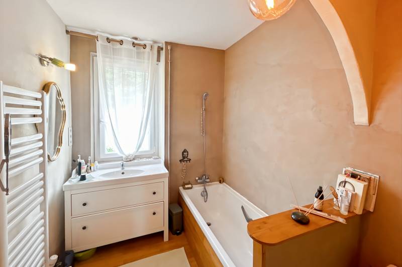 In L’Isle-sur-la-Sorgue, Saint-Antoine neighborhood, a renovated historic home on 2500 m² for sale, featuring a separate guesthouse, a shared swimming pool, and unobstructed views.