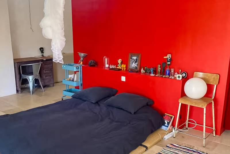 Located between Robion and Cavaillon, a renovated farmhouse in a quiet setting, featuring 8 bedrooms, including a 60 sqm, and 2 separate guesthouses, with a swimming pool and pool house.