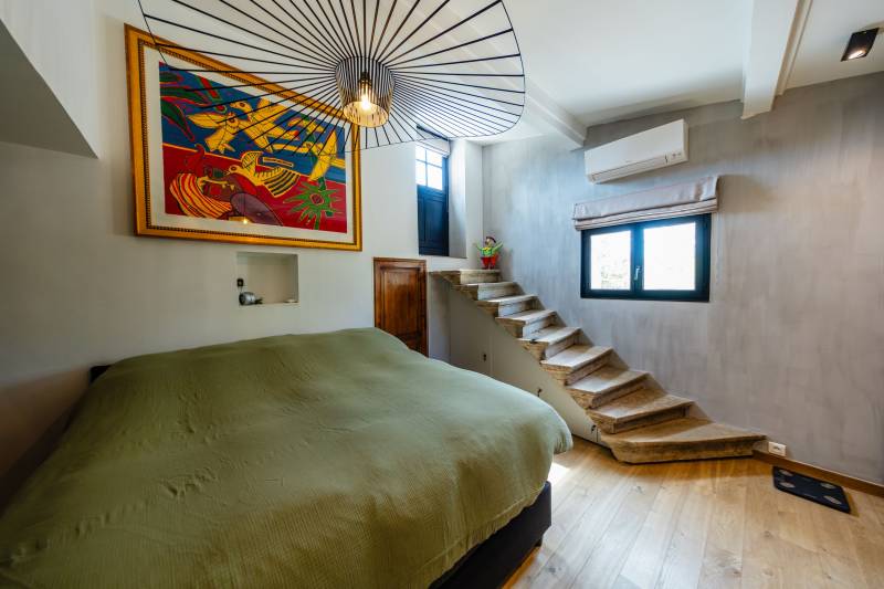 For sale in Saignon: an authentic, restored stone sheepfold with a swimming pool and stunning views of the Luberon.