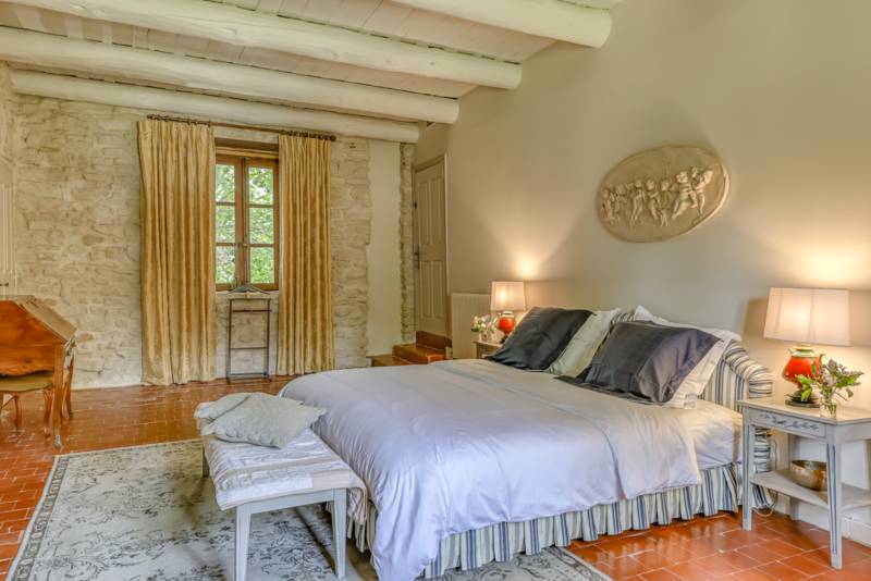 For rent near L’Isle-sur-la-Sorgue, beautifully renovated Mas with high-end amenities, 11 bedrooms, swimming pool and riverfront setting.