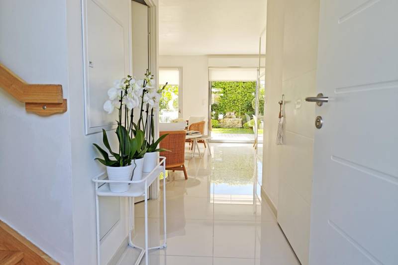 Nestled in a peaceful and unspoiled setting, in the heart of the highly sought-after village of Lagnes, this elegant property has been renovated in a contemporary style.