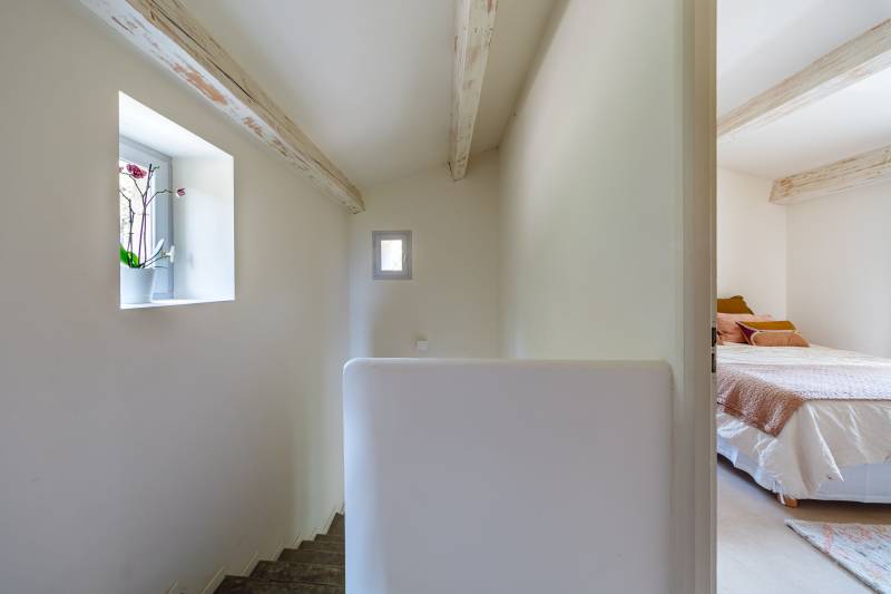 For rent just a few minutes’ walk from the center of Gordes, five-bedroom stone house with bastidon, swimming pool and views.