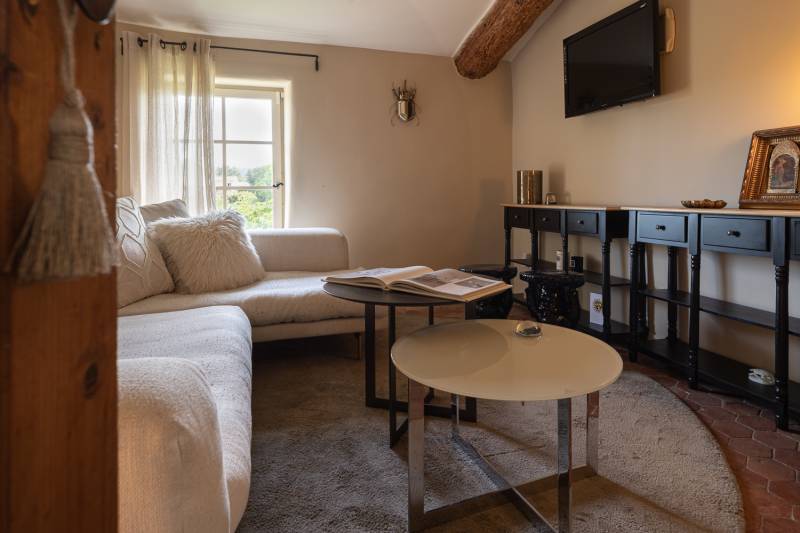 For rent near Gordes, superb renovated hamlet with eight bedrooms, swimming pool, orangery and views over the Luberon.