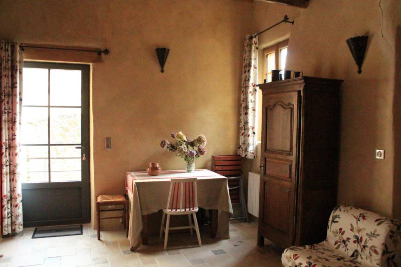 Hamlet house with courtyard, outbuilding and pond in the heart of one of the oldest hamlets in the village of Gordes.