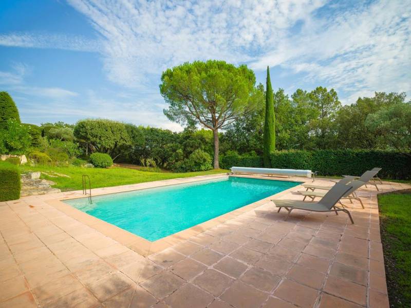 Near Gordes, beautiful stone property with outbuilding, swimming pool and terraces, offering panoramic views over the Luberon.