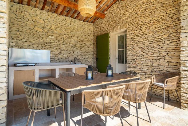 A few minutes from the center of the village of Gordes, renovated stone house with swimming pool in a quiet neighborhood.