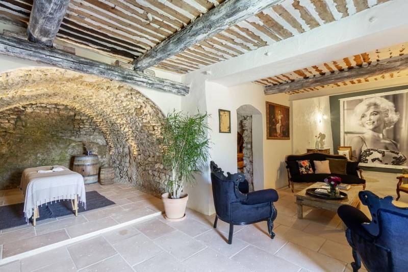 Character property of nearly 320 m² with courtyard, swimming pool and independent 135 m² apartment in Lagnes.